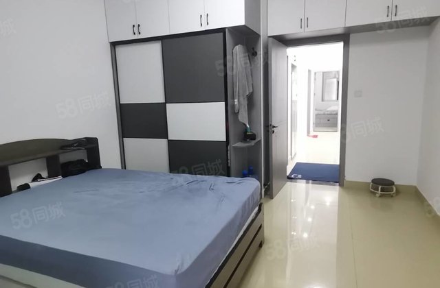 二中附近，精装两室，免大税，随时看房，电梯一梯两户