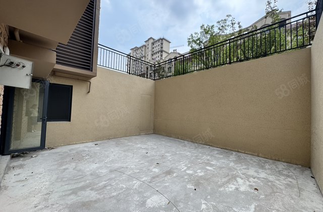 高新实验旁   一楼带院   负一下沉庭院 房东  235