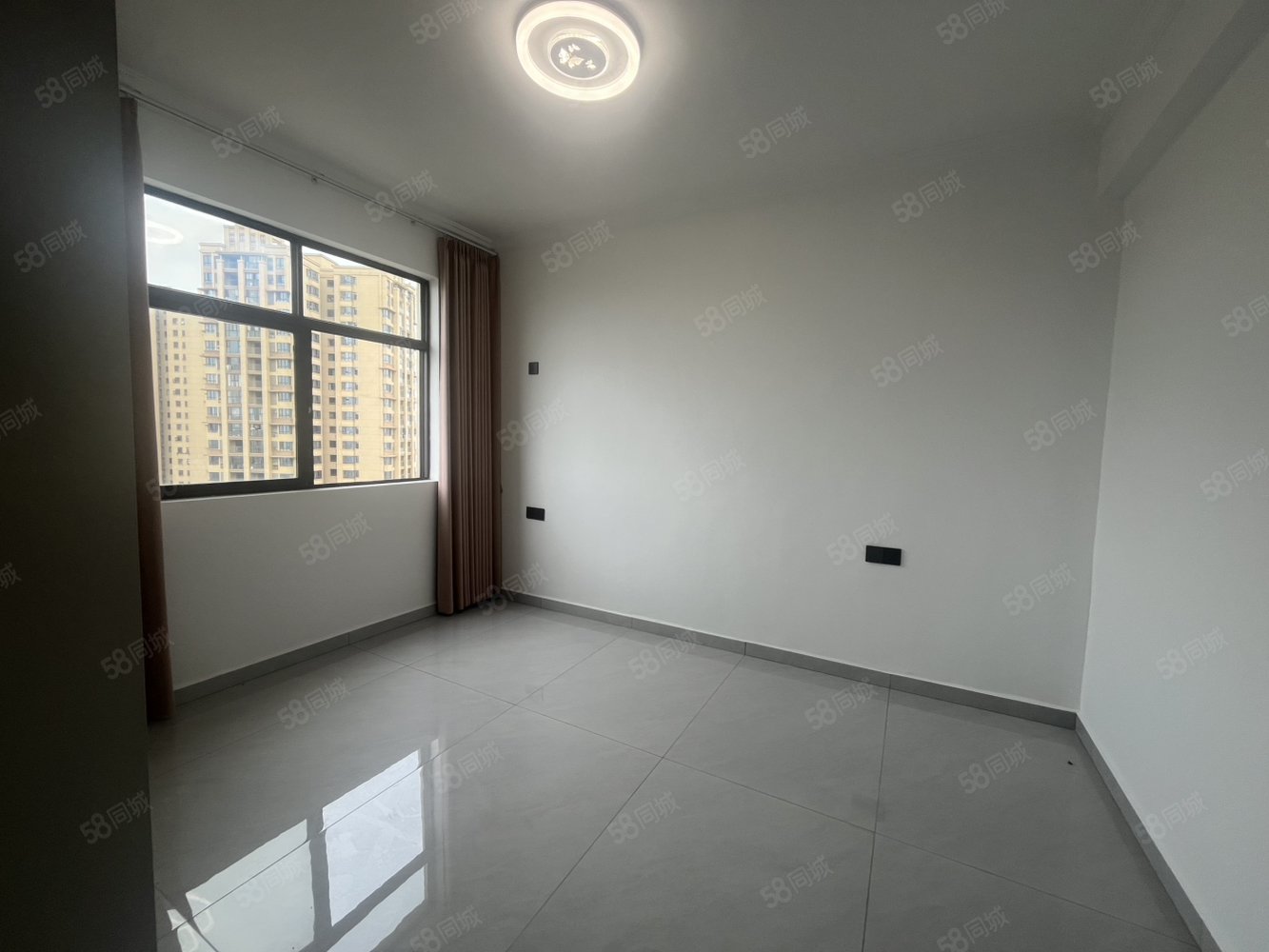 香槟国际5室2厅2卫123㎡南北72万