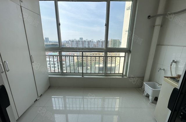 湖边电梯中间楼层东边户三室双卫带窗户看房有钥匙