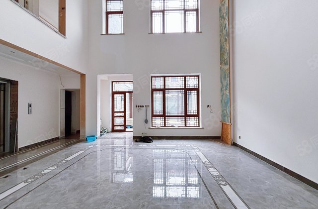 东昌湖 光岳楼西临东昌   精装别墅调高客厅 电梯已装免大税