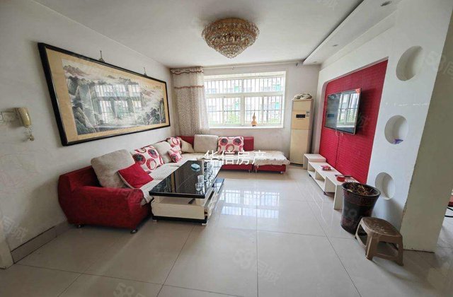 车站附近，地暖房三室两厅中间楼层，有储藏室免大税