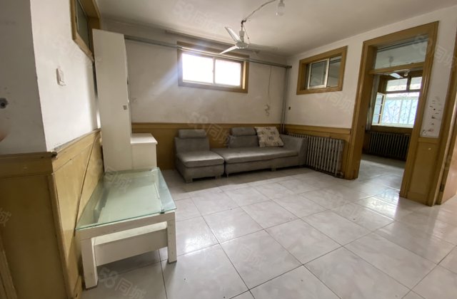 三中南邻一楼带院，带配房，独立大门，边户诚心出价格可谈