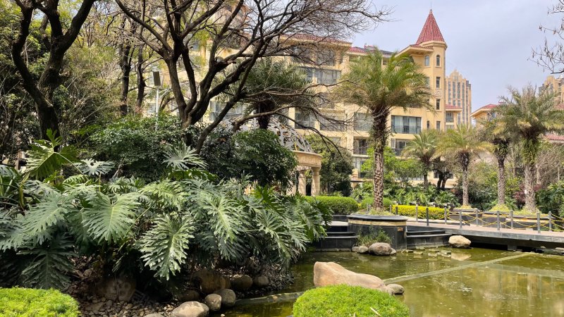 万达广场旁精装修跃层5室一梯两户南北通透环境优美绿化好