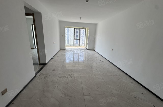 急售！紧邻七中！云麓九里新房未住！三室！双卫！大阳台！