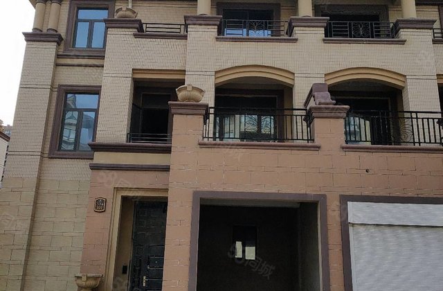 祥和城别墅急卖,北城中学校区房,上下三层还带院,送车库,有证