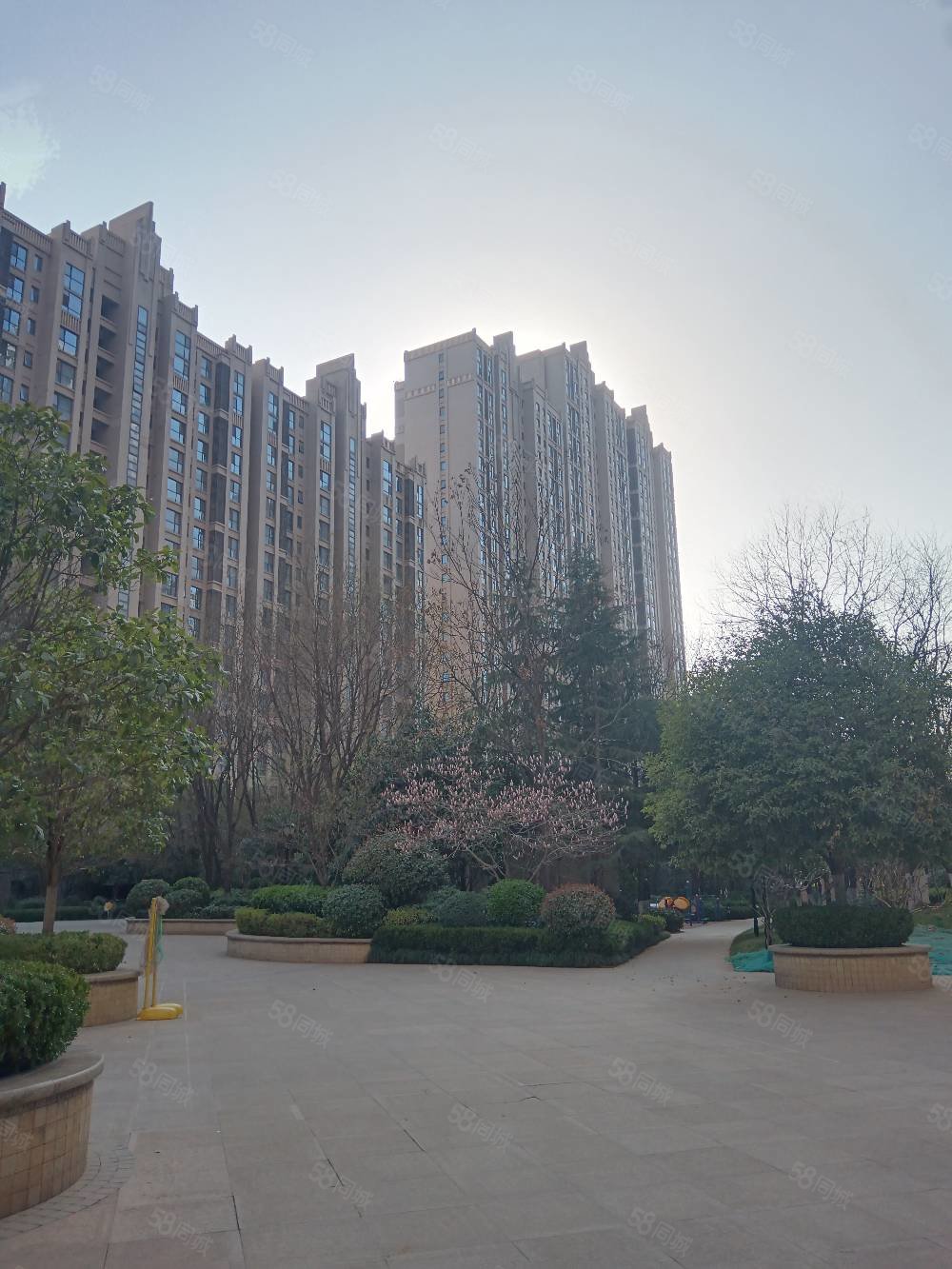 曲江千林郡3室2厅2卫119.31㎡南240万