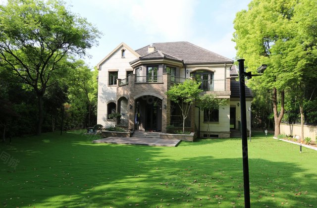 南郊艺墅4室2厅4卫318㎡南888万