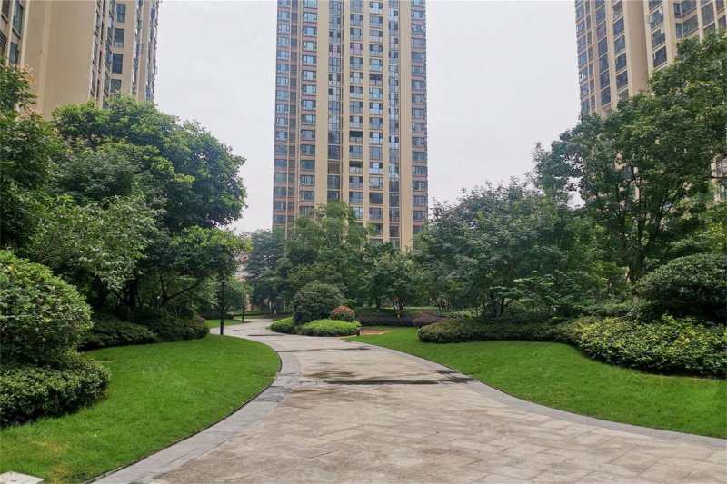 大丰地铁口保利春天花语精装套四 朝东 采光无遮挡 位置安静