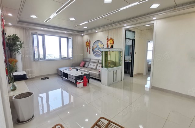 单价4千多，精装婚房拎包入住，停车方便送10万装修，金田阳光