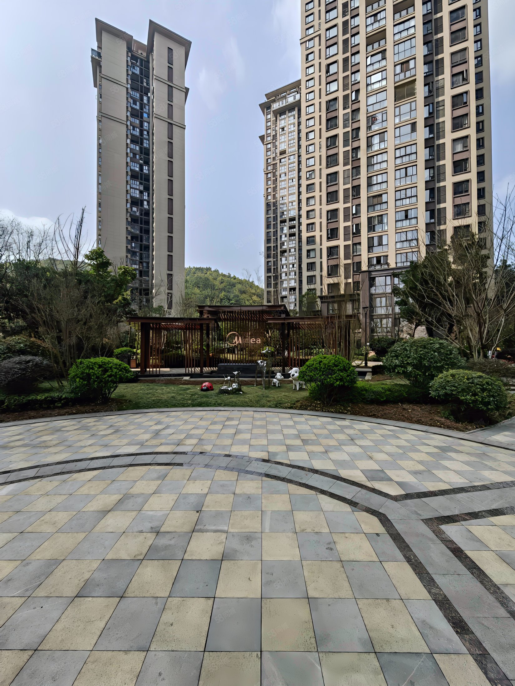 花溪教育大盘美的国宾府产权满二精装修带地暖带车位