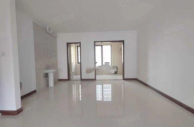 百合新城三室两厅两卫，130平120万，送车位储藏室