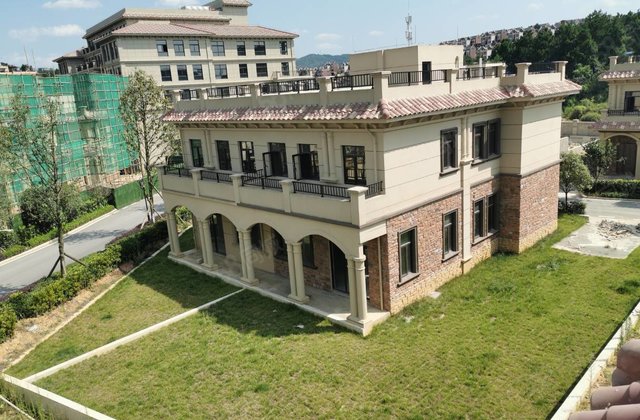 金科龙里东方 四层联排别墅 首付33万 带私家花园 超大露台