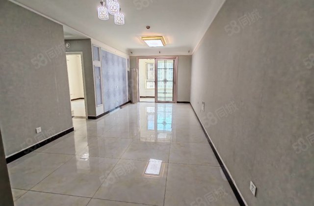 房东因工作调动，诚心出售昌润莲城精装两居室，好楼层观景带储