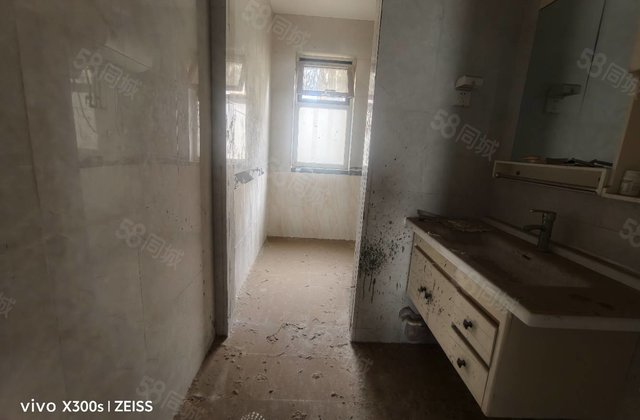 东昌丽都新房未住有车位有储四室两厅两卫免大税