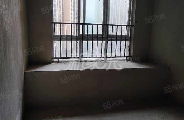 公园华府4室2厅136.44㎡56.8万二手房图片