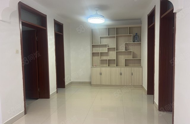 带地上车库中间好楼层，单价3开头商品房，停车方便三室朝阳