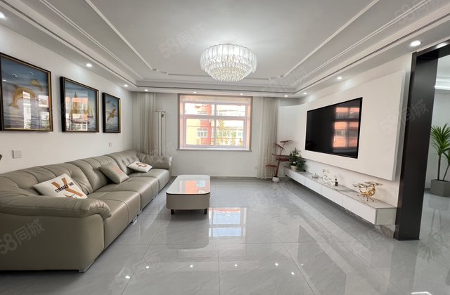 急售湖边 中间楼层 三室两厅两卫 精装修 小区停车方便 送储