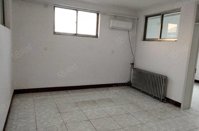 48.8铁塔商场，北顺  ，三室南北通透，多层三楼无公摊