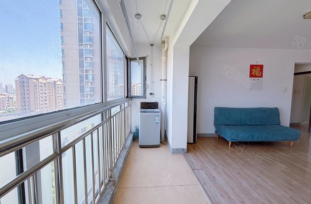 新东方龙湾东门三室两厅两卫全明户型带有车位出入方便看房方便