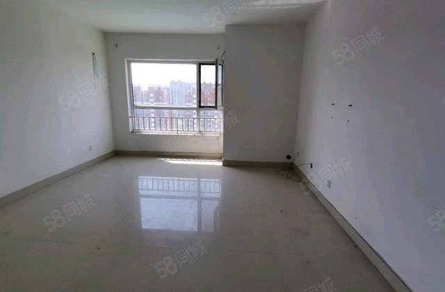 站前街火车站附近西湖馨苑三室两厅五十六万九千元电梯房免大税