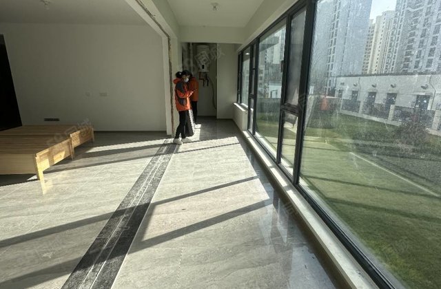 小区     的一套，城市芳华163平137万送车位