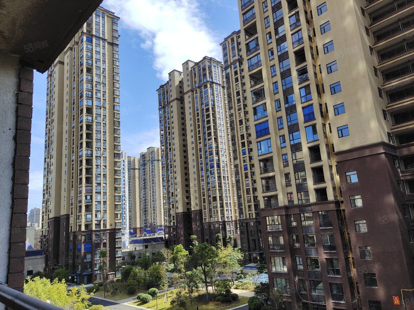 湖景新外滩3室2厅2卫125㎡南北59.8万