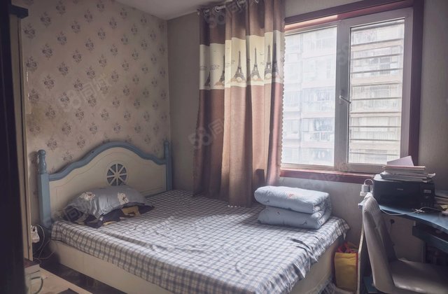 急售3楼，好楼层，含车位。2室2厅一厨一卫，可改3室，地下室