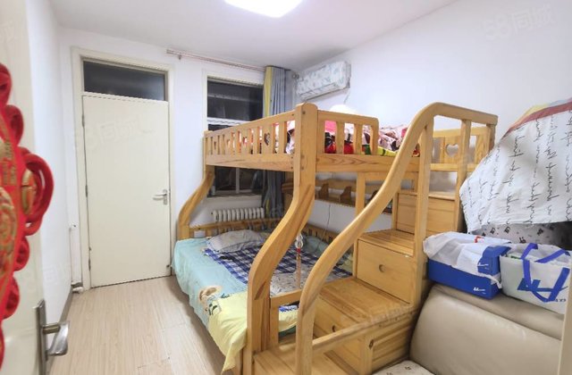 文轩中学南50   龙山北区 财局 一楼，三室两厅  精装