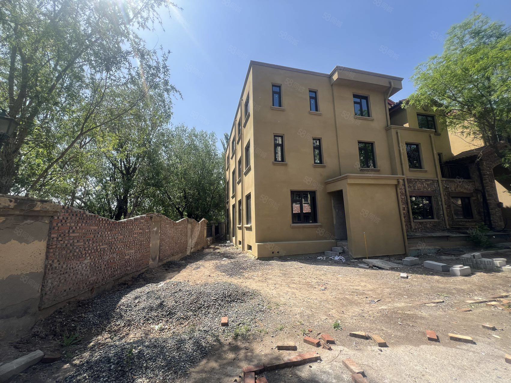 旭辉650平别墅 170平小院5辆车的停车位