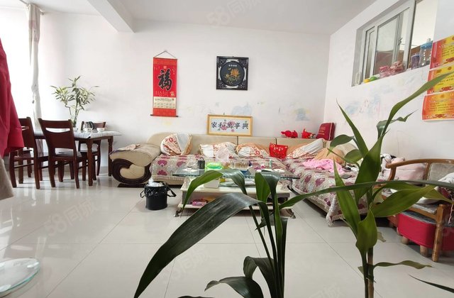 水晶城，三室，紧邻大门口出行方便，带储藏室，免大税