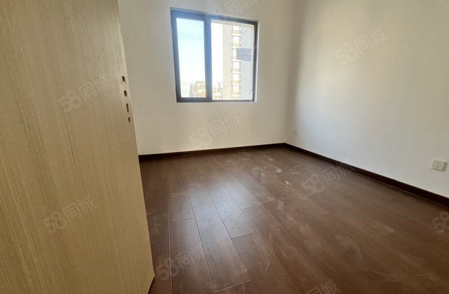 二中对过，儒辰辰悦，四室，新房未住，风景秀丽，