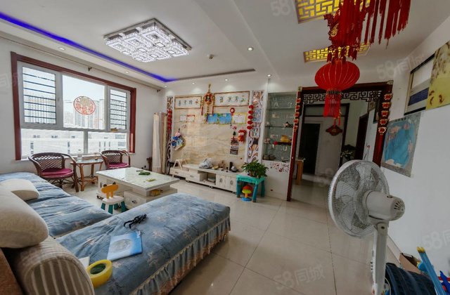 万达南邻，三室两厅两卫，送车位，免大税，随时看房