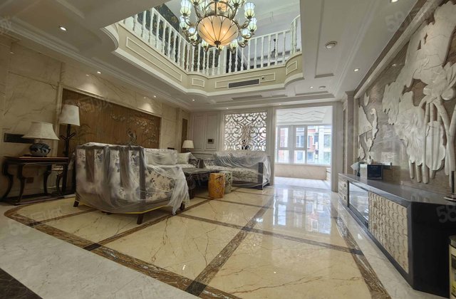 急售开发区东昌东校旁英伦花园别墅区挑高客厅三至四层送车位院子