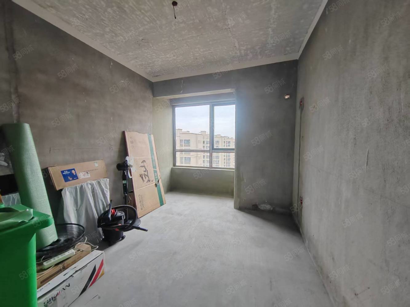 高安润达国际城3室2厅2卫115㎡南北75万