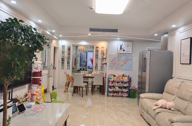 新出急售，精装修，双阳台，送车位，南北通透，阿卡六期，