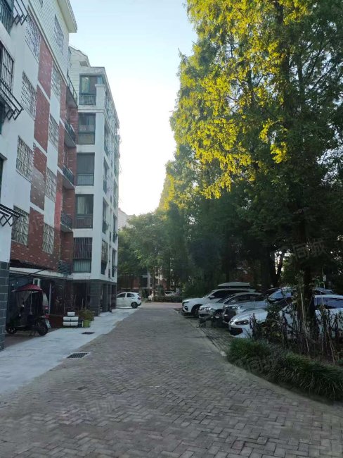 科苑小区4室2厅3卫191㎡南50万