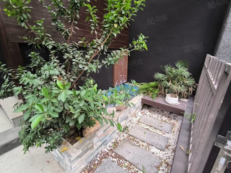 港中旅公元6室2厅3卫230㎡南北196万