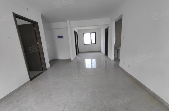 理想城 11层洋房 三叶草户型 送车位储藏室 新房未住