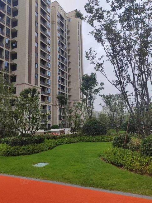 高安润达国际城4室2厅2卫127㎡南北88万