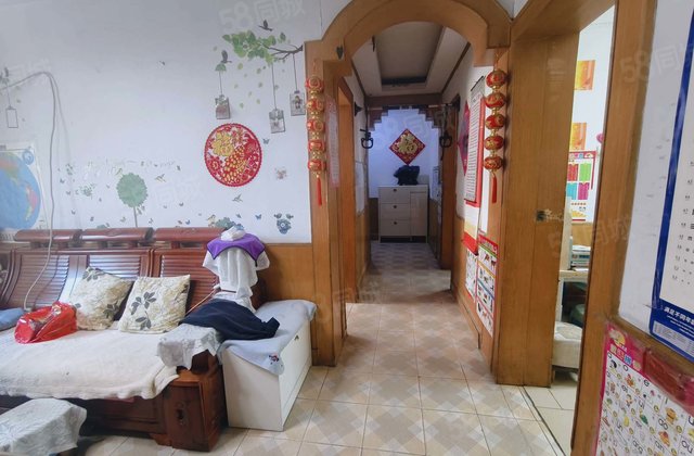 急售新区  ，人民公园，二楼三居室花园小区，低价位，有钥匙。