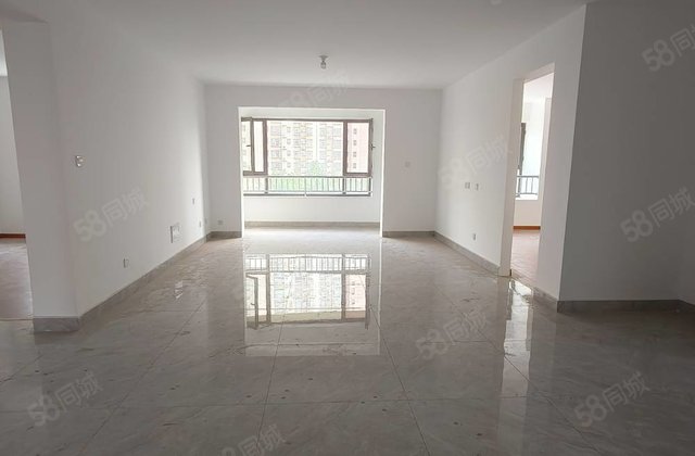 急售小高层，一梯两户，带车位新房未住，中间楼层随时看房。