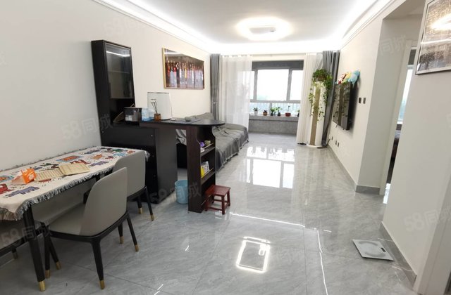 万达附近 次新小区精装三室 带车位储藏室随时联系