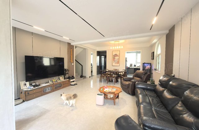 区妇幼附近！温馨别墅！六居室！地暖房！别墅好户型！有院有露台