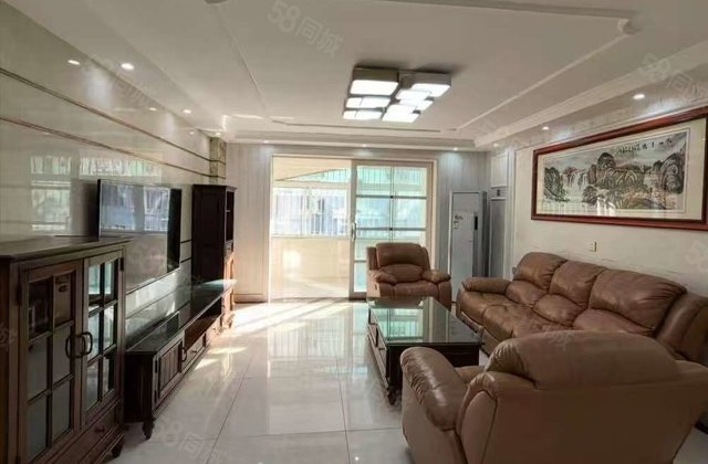 阳光  ，    ，鸿顺花园一楼带车库