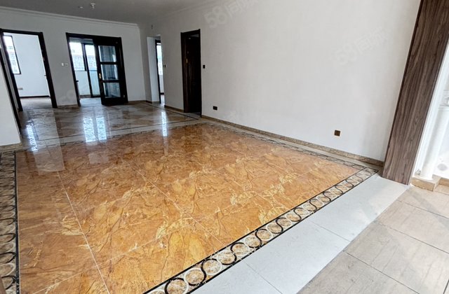 小高层四叶草双阳台带车位并且免大税，本小区性价比  一套