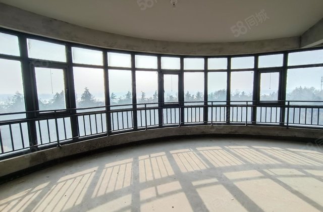 送2个车库宇信凯旋公馆 临河观景中间楼4室毛坯市政供暖急售4室2厅3卫
