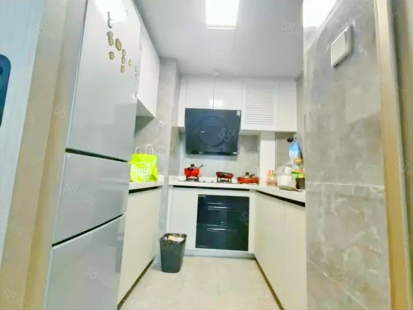 保利中交雲上3室2厅2卫78㎡南北200万