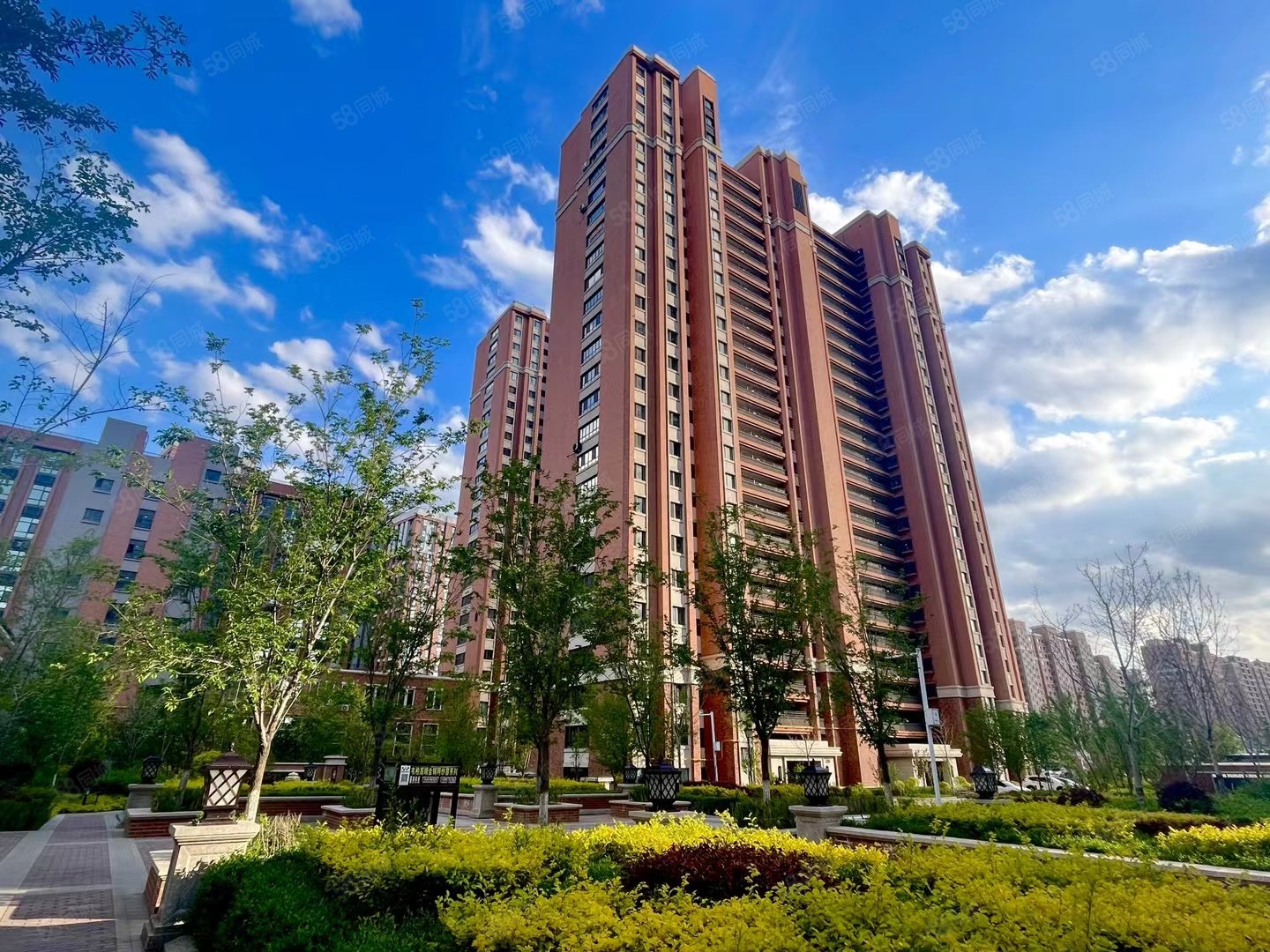 近大门小高层世界冠郡105b户型南北通透送家具家电