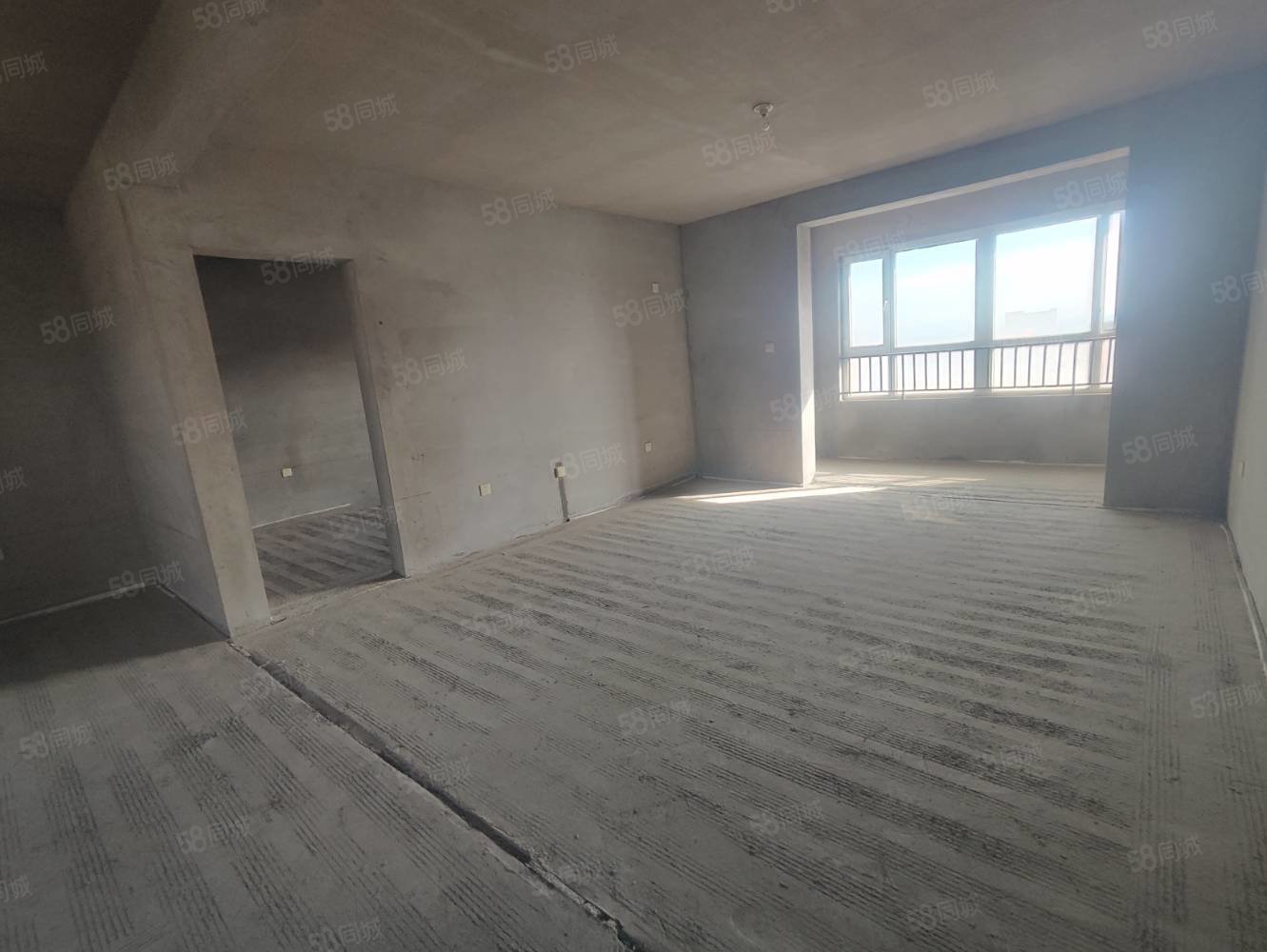 青湖铭城4室3厅2卫183㎡南北57万